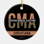 Aangepaste CMA Certified Medical Assistant Leopard Keramisch Ornament (Voorkant)