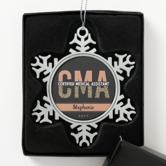 Aangepaste CMA Certified Medical Assistant Leopard Tin Sneeuwvlok Ornament (Kistje)