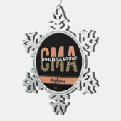 Aangepaste CMA Certified Medical Assistant Leopard Tin Sneeuwvlok Ornament (Rechts)