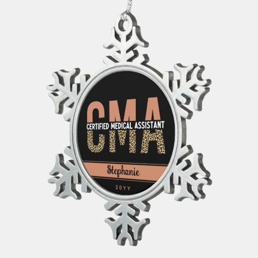 Aangepaste CMA Certified Medical Assistant Leopard Tin Sneeuwvlok Ornament (Rechts)