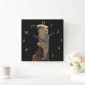 Aangepaste cockatoevogel die 's nachts aan het pos vierkante klok (Huis)