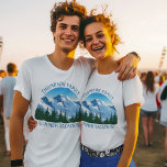 Aangepaste Colorado Trip Mountain Cool Family Reun T-shirt<br><div class="desc">Gepersonaliseerd de corresponderende gezinsplannen voor je zomerreis of de skistok van de herfst naar het Colorado-gebergte of een mooie hut in het bos. Dit coole t-shirt van vrouwen is voorzien van een tekening van met sneeuw bedekte bergen voor de groene bomen. Een geweldig natuur T-shirt voor een buitenshuis liefhebbende familie...</div>