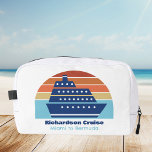 Aangepaste cruise Ship Ocean Liner Sunset Toilettasje<br><div class="desc">Cool aangepaste cruiseschip toilettas voor uw familie vakantie of voorjaarsvakantie naar Bermuda,  de Bahama's,  of de Caraïben. Pas deze schattige oceaan liner tas met uw familienaam en bestemming of jaar.</div>