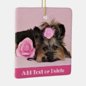 Aangepaste Cute Yorkie Puppy met roze rozen Keramisch Ornament (Rechts)