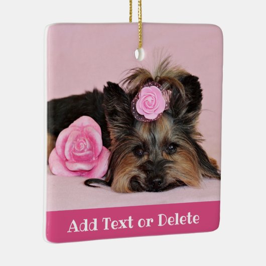Aangepaste Cute Yorkie Puppy met roze rozen Keramisch Ornament (Rechts)