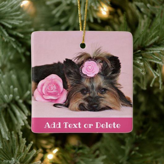 Aangepaste Cute Yorkie Puppy met roze rozen Keramisch Ornament (Boom)