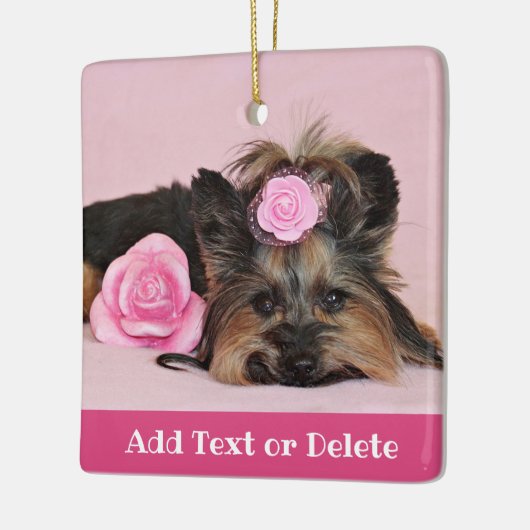 Aangepaste Cute Yorkie Puppy met roze rozen Keramisch Ornament (Links)