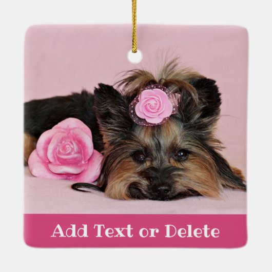 Aangepaste Cute Yorkie Puppy met roze rozen Keramisch Ornament (Achterkant)