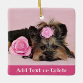 Aangepaste Cute Yorkie Puppy met roze rozen Keramisch Ornament (Voorkant)
