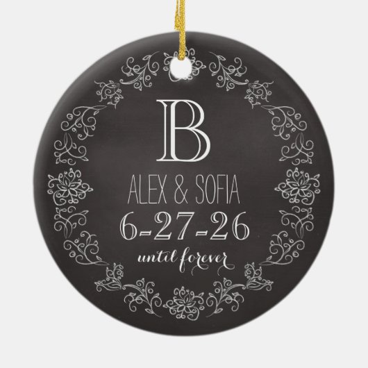 Aangepaste datum van het Monogram van het Chalkboa Keramisch Ornament (Achterkant)
