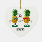 Aangepaste denanappel Emoji Love Couple Keramisch Ornament (Achterkant)