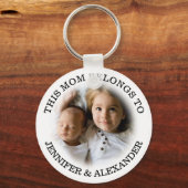 Aangepaste Deze Moeder Hoort Bij Sleutelhanger (Voorkant)