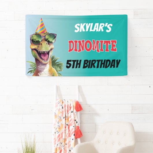 Aangepaste Dinosaur Dinomiet Monogram 5e Verjaarda Spandoek (Insitu)