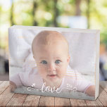 Aangepaste DIY Baby Foto Liefde Kalligrafie Keepsa Houten Kist Print<br><div class="desc">"Liefde." Een leuke, speelse visuele weergave van het handschrift met een wit script en een schattige, speelse harten tegen de foto van je keuze, helpt om elke dag liefde in je hart te houden. Verspreid geluk en vreugde wanneer je kijkt naar dit stijlvolle en moderne, mooie, aangepaste houten-tekenteken. Het echte...</div>