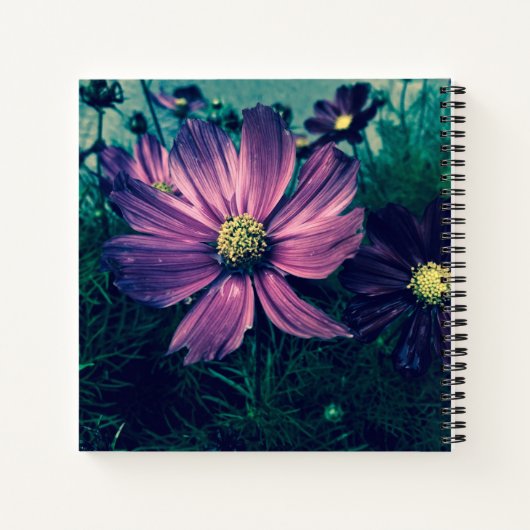 Aangepaste donkere paarse bloemen notitieboek (Achterkant)