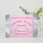 Aangepaste, draaiende roze babymeisjes Uitnodiging (Staand voorkant)