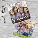 Aangepaste dubbelzijdige oma familie twee foto sleutelhanger<br><div class="desc">Creëer een speciale aandenken met deze aangepaste foto-sleutelhanger, speciaal ontworpen voor oma of opa! De voorkant biedt ruimte voor een favoriete foto met het woord "oma" aan de onderkant in een vloeiend scriptlettertype (je kunt het gemakkelijk veranderen om in plaats daarvan "opa" te zeggen), geaccentueerd door een paar kleine hartdetails....</div>