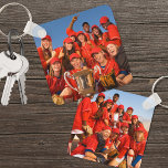 Aangepaste dubbelzijdige sport team twee foto sleutelhanger<br><div class="desc">Creëer een speciale aandenken met deze aangepaste dubbelzijdige foto sleutelhanger, ideaal voor sportteams, cheerleading squads, intramurale competities, en nog veel meer! Met ruimte voor twee verschillende foto's kunt u een teamfoto aan de ene kant en een actiefoto, logo of mascotte aan de andere kant laten zien. Of het nu gaat...</div>