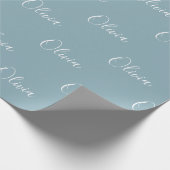 Aangepaste Dusty Blue Modern Script Name Cadeaupapier (Hoek)