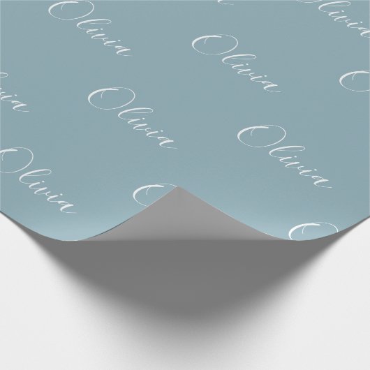 Aangepaste Dusty Blue Modern Script Name Cadeaupapier (Hoek)