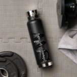 Aangepaste eenvoudige minimalistische monogram waterfles<br><div class="desc">Gepersonaliseerde Eenvoudige Zwarte en Witte Minimale Monogram Naam Water Fles</div>