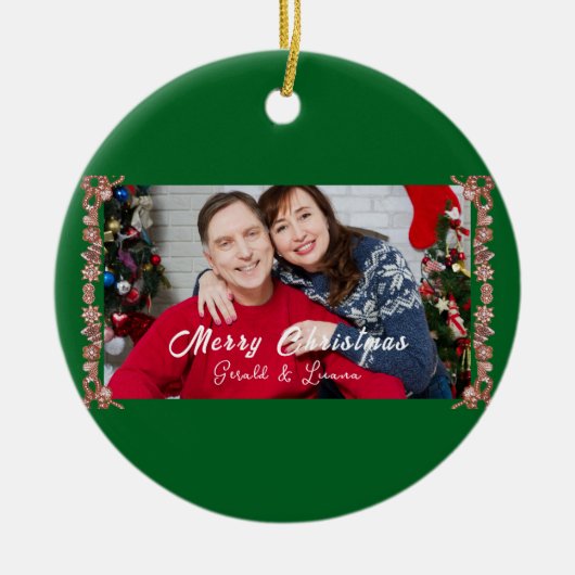 Aangepaste Eenvoudige Monogram Groene Kerstfoto Keramisch Ornament (Voorkant)