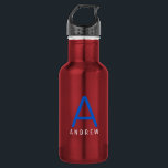 Aangepaste Eenvoudige Rode Blauwe Initiaal Naam Waterfles<br><div class="desc">Rood, Wit en Blauw Persoonlijke Naam en Initiaal Letter Roestvrij stalen flesje met een aangepast monogram in een trendy moderne en minimale klassieke sans serif doopvont voor een eenvoudige maar verfijnde en masculinaire blik. In blauw en wit op een rode metalen waterfles kunnen de tekstkleuren en lettertypen worden gewijzigd en...</div>