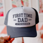 Aangepaste eerste keer papa grappig nieuwe papa Va Trucker Pet<br><div class="desc">Custom First Time Dad Funny New Dad Vaderdag Trucker Hat: een perfect cadeau voor de eerste keer vaders! Deze trucker hat is aanpasbaar met een aangepast jaar,  waardoor het geweldig is voor baby showers,  vaderschapsverlof of het dagelijks leven van de vader.</div>