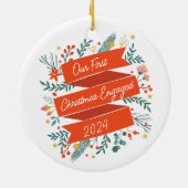 Aangepaste eerste kerst verloofd feestelijk rood 2 keramisch ornament (Achterkant)
