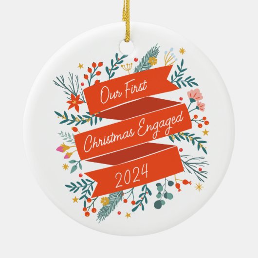 Aangepaste eerste kerst verloofd feestelijk rood 2 keramisch ornament (Achterkant)