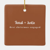 Aangepaste eerste kerst verloofd paar Afbeelding Keramisch Ornament (Achterkant)