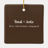 Aangepaste eerste kerst verloofd paar Afbeelding Keramisch Ornament (Achterkant)
