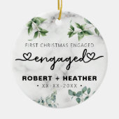 Aangepaste eerste kerst Verloving foto aandenken Keramisch Ornament (Voorkant)