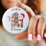 Aangepaste eerste kerstkerstman en rendier ronde button 5,7 cm<br><div class="desc">De eerste kerstknop van de kerstman van de kerstman van de kerstman en de rendierentuin zal een geweldige decoratie zijn voor de kleuter of voor de kerstkaart. De leuke illustratie van de waterverf heeft de kerstman met zijn rendier en slee gevuld met cadeaus. "[NAAM's] Eerste Kerstmis" wordt gepoetst in een...</div>