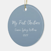 Aangepaste Eerste Kerstscript Baby Foto Blauw Keramisch Ornament (Links)
