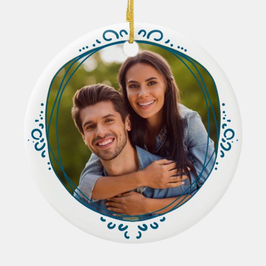 Aangepaste eerste kerstverloofde foto keramisch ornament (Achterkant)
