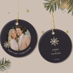 Aangepaste Eerste Kerstversiering Keramisch Ornament<br><div class="desc">Vier een speciale mijlpaal met dit gepersonaliseerde eerste kerst ornament. Koester uw eerste vakantie samen als een paar met dit prachtige ornament met een aanpasbare foto omlijst door een delicate champagne gouden sneeuwvlok op een rijke donkere achtergrond. De voorkant toont op elegante wijze 'Onze Eerste Kerstmis' in de onderste derde...</div>
