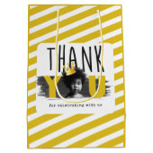 Aangepaste eerste verjaardag foto zwart wit geel medium cadeauzakje (Achterkant)