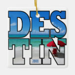 Aangepaste eigen foto-editie Beach Umbrella Typogr Keramisch Ornament<br><div class="desc">Als je dit jaar naar Destin in Florida bent geweest, wil je je de reis herinneren met deze unieke kerstsieraad met een afbeelding van het turkooisblauw water, het witte zandstrand en de rode strandparaplu en een stoel in vettige typografie op een witte achtergrond. Gemakkelijk aan te passen met uw reisdatum...</div>