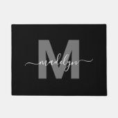 Aangepaste Elegant Zwart Wit Monogram Script Naam Deurmat (Voorkant)