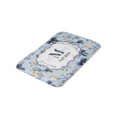 Aangepaste Elegante Blauwe Strik Bloemige Monogram Badmat (Gekanteld)