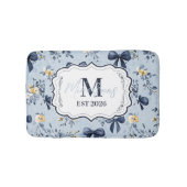Aangepaste Elegante Blauwe Strik Bloemige Monogram Badmat (Voorkant)