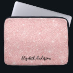 Aangepaste elegante roze glitter laptop sleeve<br><div class="desc">Dit gepersonaliseerde girly laptop hoesje heeft jouw naam in zwarte tekst op een prachtige roze glitter achtergrond. Pas het hoesje van de laptop aan met de naam van uw keuze, zodat iemand zich extra speciaal voelt. Maakt een leuk cadeau voor verjaardagen of voor Kerstmis, en perfect voor terug naar school....</div>