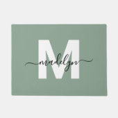 Aangepaste elegante Sage Green Monogram Script Naa Deurmat (Voorkant)
