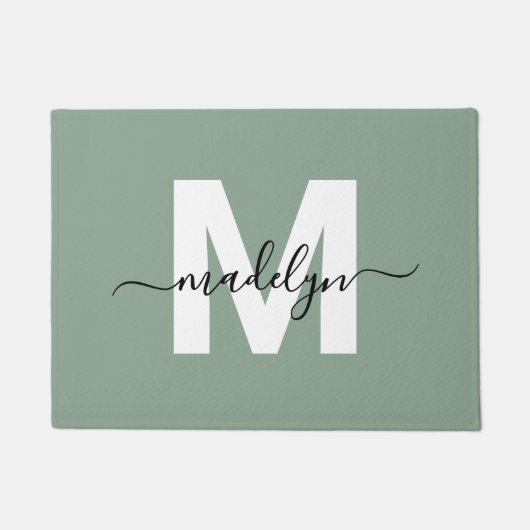 Aangepaste elegante Sage Green Monogram Script Naa Deurmat (Voorkant)