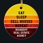 Aangepaste Estate Eat Sleep Herhalen Keramisch Ornament<br><div class="desc">Een geweldig cadeau om je team van makelaars in onroerend goed te geven. Dit zegt: Eet,  Slaap,  Verkoop huizen,  Herhaal. U zult ook uw bedrijfsnaam toevoegen. Dit is op een noodlijdende zonsondergang in tinten van geel,  oranje en rode tinten.</div>
