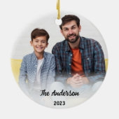 Aangepaste Familie 2 Foto & Naam Kerstmis 2023 Gif Keramisch Ornament (Achterkant)