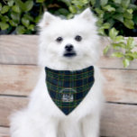 Aangepaste Familie Cabin Tartan Pet Bandana<br><div class="desc">Vier de liefde van uw huisdier voor het buitenleven met deze Custom Rustic Log Cabin Tartan Pet Bandana! Met een charmante handgetekende blokhut illustratie tegen een gezellige tartan achtergrond, deze gepersonaliseerde huisdier bandana voegt rustieke charme aan elke harige vriend. Pas het aan met de naam of familienaam van uw huisdier...</div>