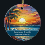 Aangepaste familie Dominicaanse Republiek Beach Va Keramisch Ornament<br><div class="desc">Schattige faux gebrandschilderd glas strandscène,  personaliseerbare Dominicaanse Republiek Hawaii Beach Trip souvenir. Groot voor Kerstmis en familie vakantie aandenken,  of huwelijksreis momento. Maatwerk: Verander onderschrift en jaar om het uniek te maken.</div>