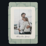 Aangepaste Familie Foto Boho Boog Patroon Salie Gr iPad Pro Cover<br><div class="desc">Een strak en stijlvol ontwerp met een boho-geïnspireerd boogpatroon in zacht saliegroen. De moderne,  minimalistische esthetische creëer heeft een tijdloze uitstraling,  ideaal voor liefhebbers van hedendaagse geometrische design met een subtiele retro-uitstraling. Een geweldige keuze voor trend-forward personen die chique,  ingetogen stijl waarderen.</div>